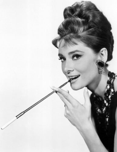 Faites vous livrer une reproduction haut de gamme de cette photographie d'Audrey Hepburn pour votre décoration d'intérieur. Produit en France sur verre acrylique ou aluminium dibond, disponible en de multiples formats et à partir de 49,90 €. 