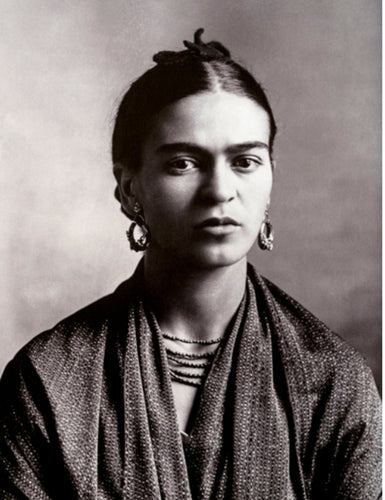 Faites vous livrer une reproduction haut de gamme de Frida Kahlo par Guillermo Kahlo pour votre décoration d'intérieur. Produit en France sur verre acrylique ou aluminium dibond, disponible en de multiples formats et à partir de 49,90 €.